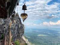 เจดีย์ขาวบนยอดเขา เส้นทางแห่งศรัทธาเหนือสายหมอก