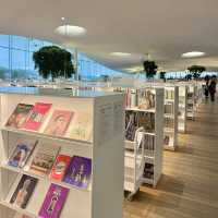 🇫🇮ヘルシンキの未来型読書パラダイス 📚✨