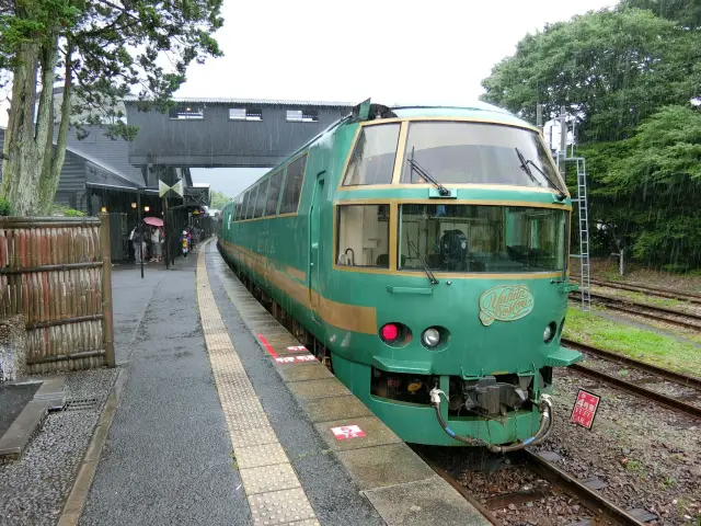 搭乘由布院之森在木材香暖氛圍下前往溫泉勝地