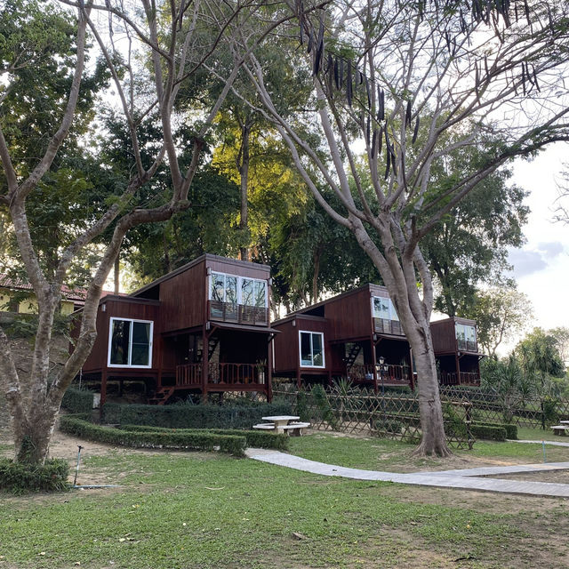 บ้านไม้สุดชิล 🌳 ที่หาดบ้านดินรีสอร์ท ไทรโยค
