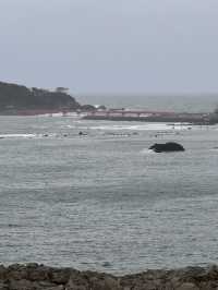 周囲2キロの小さな島 柱状節理と赤い橋が特徴