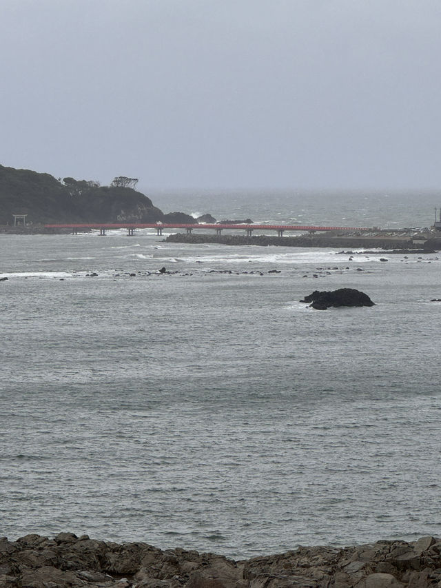 周囲2キロの小さな島 柱状節理と赤い橋が特徴