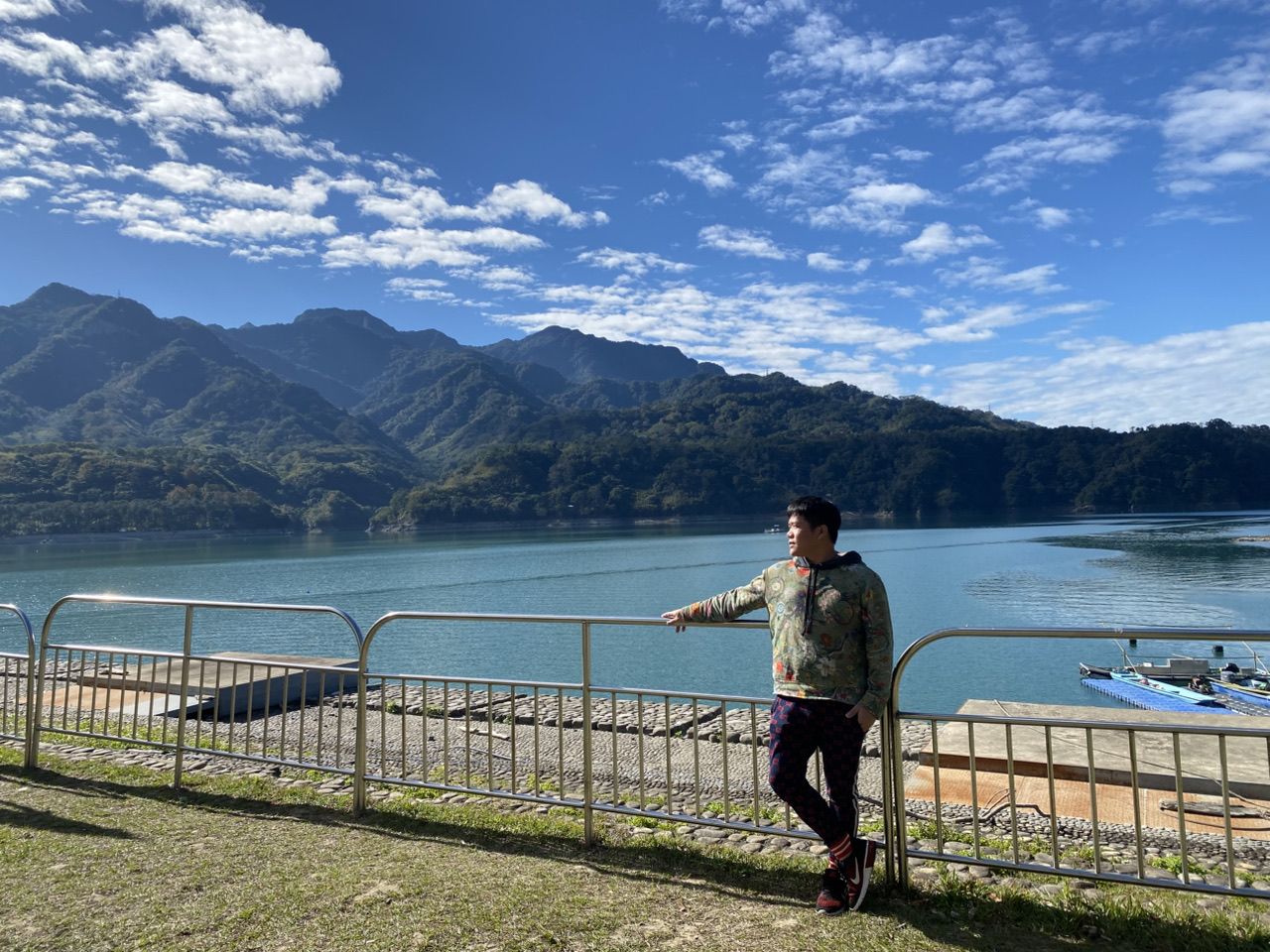 桃園大溪一日遊提案!本次行程帶你深入大溪阿姆坪碼頭,有著絕美山水,晴天之下湖面波光閃閃,週邊的翠綠山巒和林木點綴著江湖畫卷,無論是拍照打卡、野餐、划船、散步或跟好友、家人一起享受戶外活動,感受自然和諧的治癒力都很適合。隨著天氣晴朗,整個景區都瀰漫著閒適寧靜的氛圍,是桃園郊外最值得一遊的小眾景點之一!
行程亮點
阿姆坪碼頭絕景超驚艷,親眼感受湖光山色,不僅是大溪區熱門戶外行程,也很適合情侶約會、親友聚會,拍照的每一刻都像畫報。不管你喜歡動態的水上活動,還是想靜靜享受自然,都可以在這裡找到心靈的放空角落。
景點推薦盤點
1. 阿姆坪碼頭
地址:桃園市大溪區阿姆坪路8號
營業時間:08:00–18:00
推薦活動:碼頭旁可租船遊湖,晴天時湖面反光極美,拍攝湖面+青山的大片效果絕對療癒。愛好攝影、風景打卡的朋友記得早上來,光影斜照特別好拍。
週邊設施:休憩亭、簡易餐飲(建議自備飲品、零食)、有停車場。
2. 阿姆坪生態步道
步道沿著峽灣式水域,路線輕鬆好走,途中林蔭茂密;沿途都有指標,可以邊散步邊賞景。建議順著步道走到視野最開闊處,俯瞰整個壩區,四季景色有別,晴天時群山與湖泊交織,美不勝收。
3. 情人橋
阿姆坪碼頭步行約10分鐘到情人橋,是打卡經典點之一。白色拱橋橫跨湖泊,遠眺青山,橋上拍照特別有氛圍。橋下的溪水清澈,兩岸樹林包圍,適合悠閒散步或野餐填飽肚子。
4. 週邊小農市集
假日限定,有機會碰上在碼頭旁的在地小農市集,可以採買當季蔬果、在地點心,感受大溪在地生活。
行程小貼士
* 親身感受:「大溪阿姆坪碼頭真的非常美!晴天來訪,大自然的開闊感令人心曠神怡,非常推薦一早就出發,可以避開人潮,更能享受湖面晨光。現場可租船但建議提早抵達,熱門時段可能需要稍等。」
* 防晒、防蚊很重要,尤其夏天紫外線強,務必攜帶帽子和防曬乳。
* 不少人會直接在碼頭野餐,建議提前準備好自己喜歡的小點心和飲品,享受午後時光。
交通攻略
【大眾交通】可於桃園火車站搭乘公車,或自駕前往(附設免費停車場,假日建議早到避免塞車)。
【自駕路線】國道三號大溪交流道下,循指標轉阿姆坪路,沿路標示清楚。
美食推薦
阿姆坪碼頭附近簡餐選擇有限,建議自備野餐便當。若想在大溪區用餐,可返回市區享用大溪老街知名豆乾、手工現烤鬆餅及古早味飲品。
目的地實用提醒
* 湖邊及步道偶有蚊蟲,記得準備防蚊液。
* 晴天湖面反光強,可備太陽眼鏡提升遊覽體驗。
* 景點多為戶外自然景觀,鞋子、服裝建議選擇輕便舒適。
大溪阿姆坪碼頭的自然景觀絕對值得你親身體驗,晴朗天氣下,不論是遠眺山巒還是近賞湖泊,都是讓人流連忘返的美好時光。約上三五好友,伴著微風和藍天,讓心情徹底放鬆吧!
#大溪阿姆坪碼頭 #桃園景點 #湖光山色 #戶外活動 #自然美景