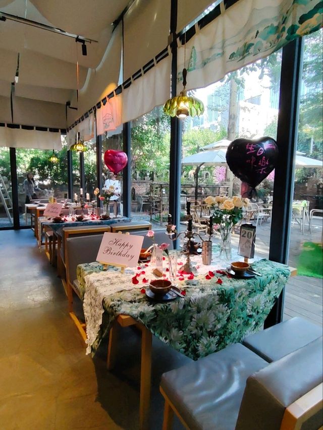 城堡裡的雲貴菜小酒館!紅酒杯裝涼粉、酸菜魚旁放玫瑰🌹 城堡裡的雲貴菜小酒館!紅酒杯裝涼粉、酸菜魚旁放玫瑰🌹