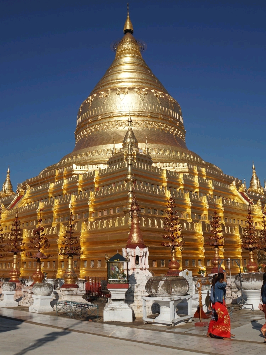 Must-Visit Location: The Stunning Golden Pagoda @Shwezigon Pagoda.