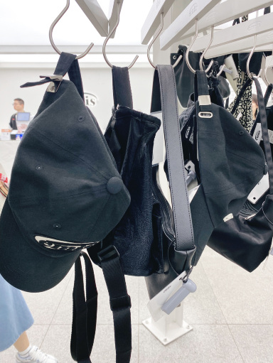 「韓国限定」EMIS スリング 韓国】明洞で見つけた。emis のカラフル小物が可愛すぎた | Trip.com Seoul
