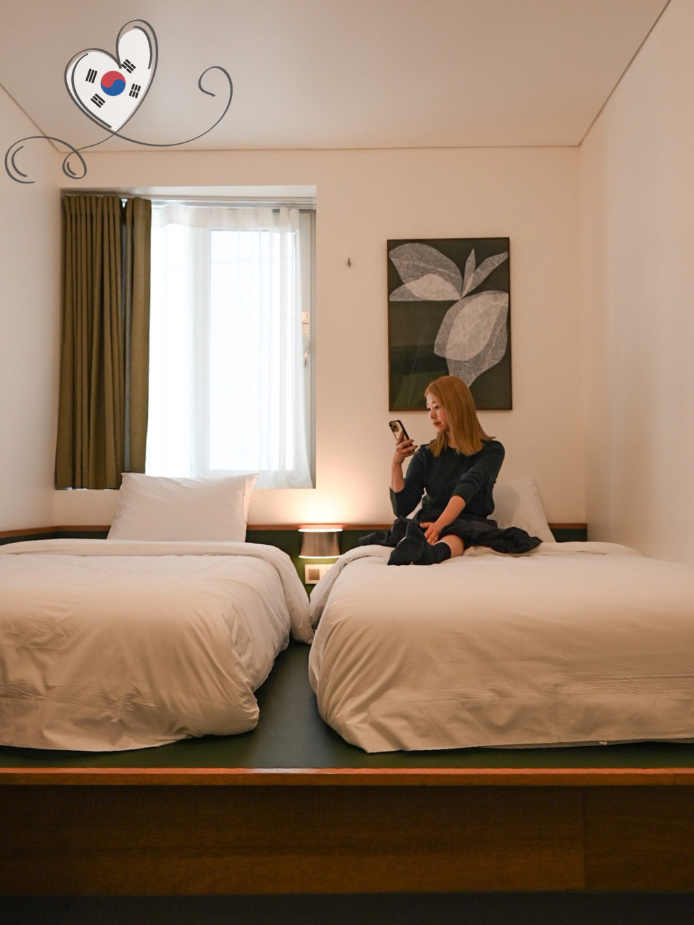 Highly recommended for your first trip to Korea or first solo travel👀
For an in-depth Korean travel guide >> @camyu.kr
Seoul is dealing with rising prices and hotel rates right now😣😣
Honestly, I usually hunt for accommodations that are even a penny cheaper,
thinking, "I'm just going to sleep there anyway!"🤫 lol
But this time, as a little treat for myself,
I stayed at "Small House Big Door" near Euljiro 1(il)-ga🏨
Since I’ve stayed at so many budget hotels, I could really appreciate the difference.
"Wow, you get all this quality just for paying a little extra..."
Here are the mind-blowing features I just have to share🌿
💡 Highlights
✔︎ The luxury of zero "language barrier" stress
When checking into a hotel for the first time,
you might worry: "Will they speak Japanese? English? Korean?"
There's usually some language anxiety, but
here, you just use a Japanese self-serve kiosk for 1 minute🥹 Super easy!
✔︎ Line 2 "Euljiro 1(il)-ga" is unbeatable
Getting around is way easier from here compared to the Myeongdong Station side!
You can party hard in Seongsu or Hongdae, quickly hop on Line 2 to go back, and
arrive in just a 1-minute walk from the station. The time efficiency is top-tier☺️
Because of this, you might get to spend more time sightseeing than usual🫶🏻
✔︎ Who knew a "separate" bathroom could bring so much joy?
I'm used to stays where taking a shower leaves the toilet soaking wet...
but here, they are completely separated!
It’s a feature Japanese travelers especially love🚽
I'm usually all about traveling on a budget, but
for those trips where you "want zero stress" or "just want to relax,"
this is a must-save spot you should definitely keep in mind🕊️
_________________
📍 Small House Big Door
@smallhousebigdoor
✔︎ 1-min walk from Euljiro 1(il)-ga Station
✔︎ Right next to Myeongdong. Even after a massive shopping spree, you can dump your bags in your room in 3 minutes!
✔︎ Self-check-in kiosk with Japanese language support
✔︎ "Separate bath and toilet" (a huge plus for Japanese guests!)
✔︎ Spacious, modern, and pristine white!
Plenty of room to walk around, even with your suitcase wide open...!
_________________