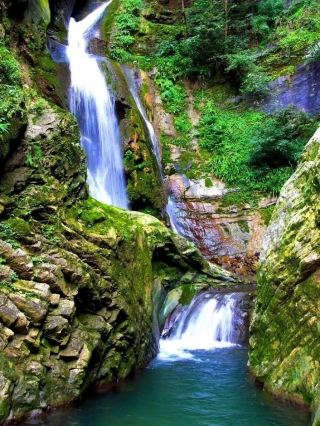 🌺 Yanshan Waterfall | Where Red Spider Lilies Bloom Beside Cascading Falls