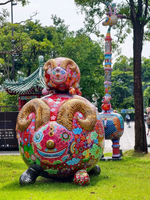 中国っぽい貝デザイン 彫刻 工芸品 置物 台座付き スマホで撮るだけで雑誌のグラビアみたい！台北当代工芸設計分館