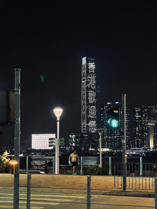 維多利亞港的夜晚漫步，氣氛輕鬆愜意🌃✨