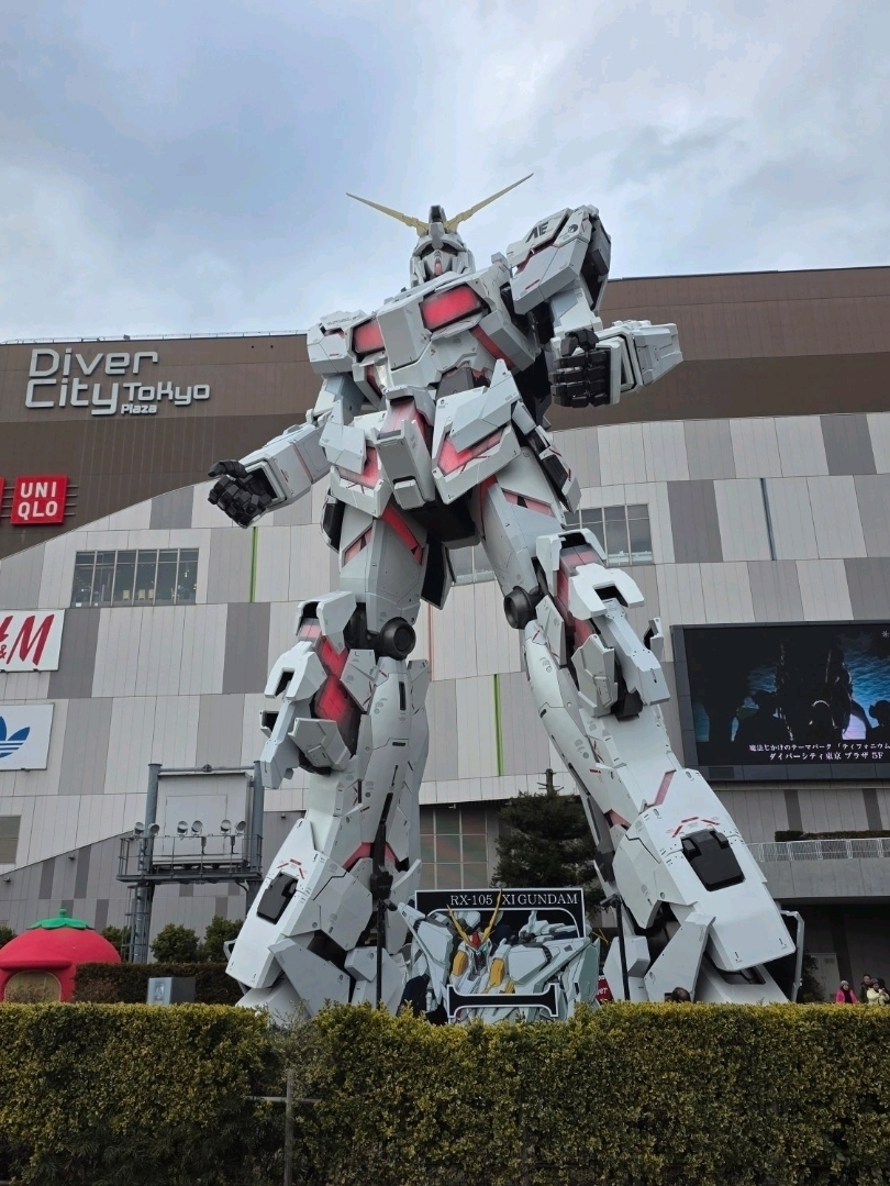 Thankfully, we made some memories before having to say goodbye. ⏳

After being with us for almost 9 years, the life-size 1:1 Unicorn Gundam in Odaiba is officially retiring on August 31st this year.

Looking back at our Tokyo trip this past February, our schedule was actually pretty tight right before our flight. But to avoid any regrets, my son and I insisted on visiting DiverCity Tokyo Plaza, purposely saving it for the evening.

As night fell, watching the giant mecha light up, we were incredibly lucky to witness its three distinct transformations all at once—from the pure Unicorn Mode,

to the flashing red Destroy Mode, and finally, the glowing green Awakened State. The absolute awe we felt in that moment completely overpowered the February chill in Tokyo.

Seeing my boy excitedly clenching his fists in front of it, and now hearing the news of its impending retirement, I am truly thankful we made the effort to go. We managed to get this highly memorable photo before its final curtain call.

Sometimes you think certain sights will be around forever, but everything eventually comes to an end. It's the mark of an era, and I'm just glad we made it in time.

With only a month left until the end of August, if you're planning a trip to Tokyo soon, definitely add Odaiba to your itinerary and seize this final chance to pay your respects.

📍 DiverCity Tokyo Plaza, Odaiba
💡 Note: The Unicorn Gundam statue will be on display until August 31, 2026. I highly recommend visiting at night—the visual impact of the light shows and transformations is absolutely mind-blowing.