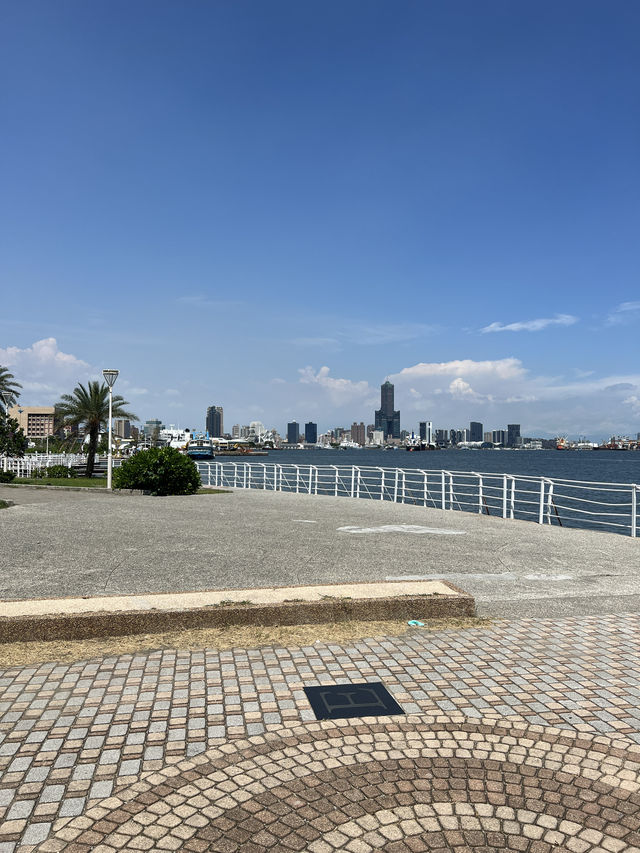 高雄的早晨與海島清風，酷熱中的渡船之旅