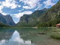 หนึ่งในทะเลสาบแสนสวยของเทือกเขา Dolomites