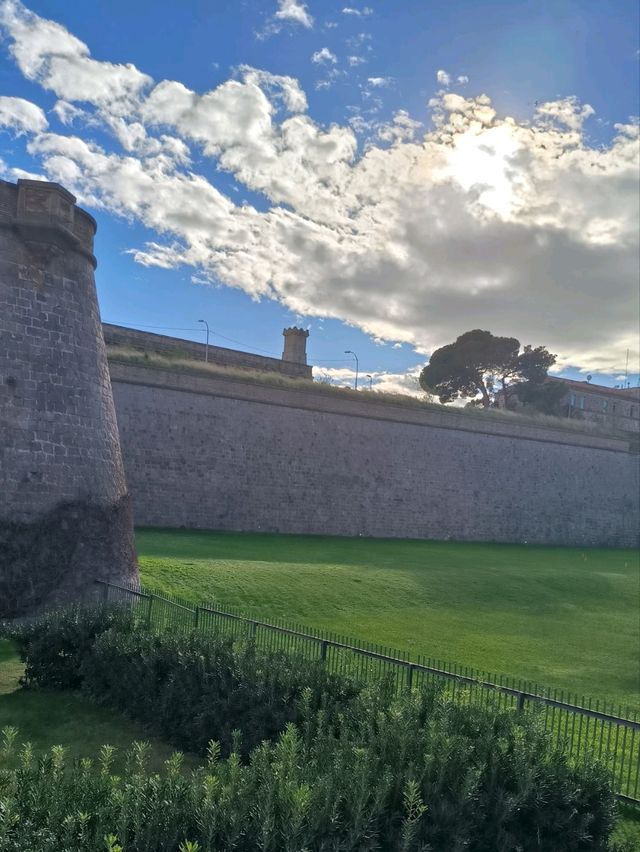 Exploring Montjuïc Castle: A Fortress of History and Views 🏰🌅