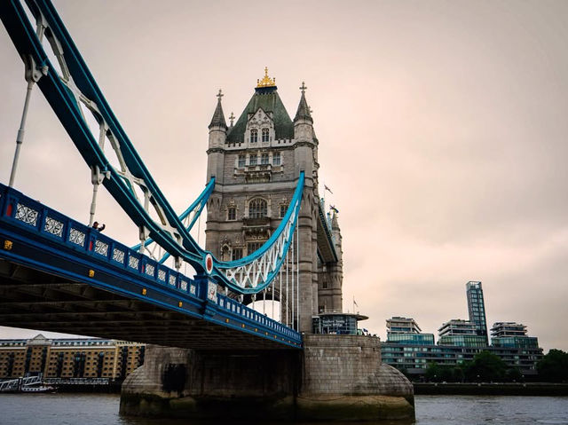 🌉 London’s Timeless Gatekeeper: Tower Bridge Unfolded 🌇  