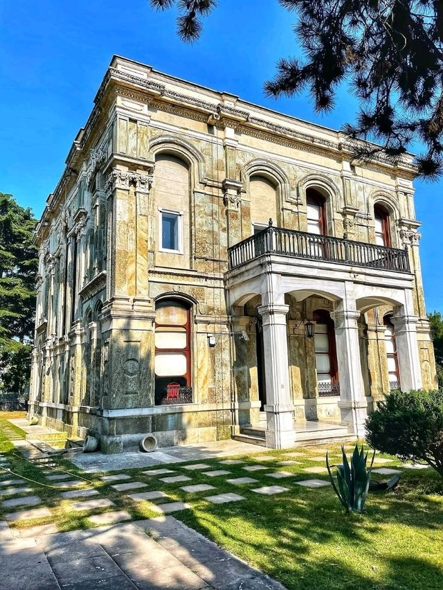 Kasr-ı Hümayun Pavilion, Türkiye: Ottoman Elegance by the Lake
