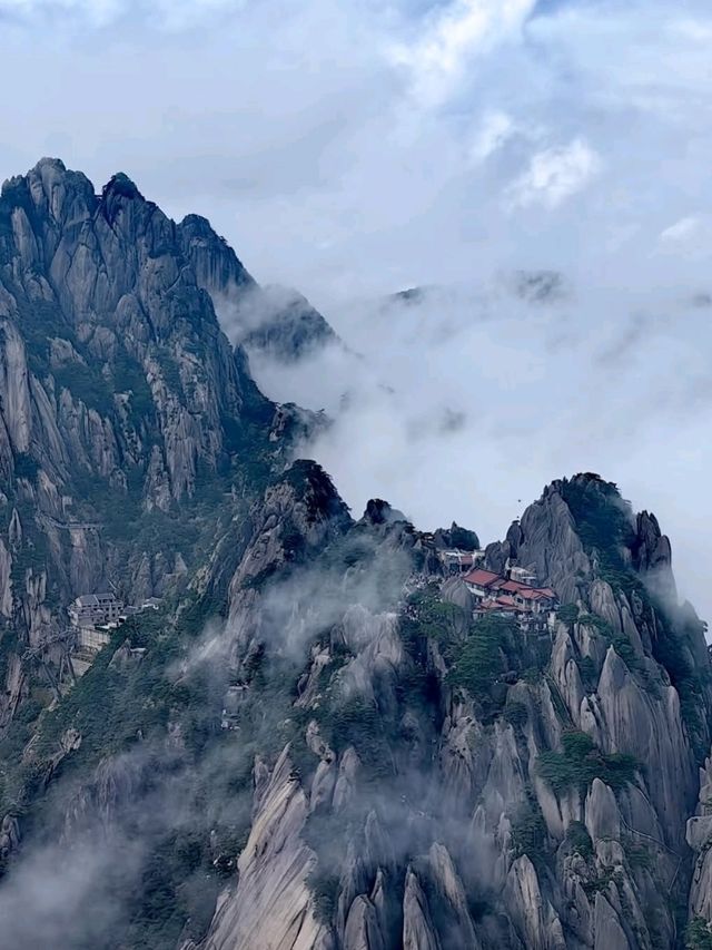 ⛰️ Huangshan – The Legendary Yellow Mountain of Mist and Pines