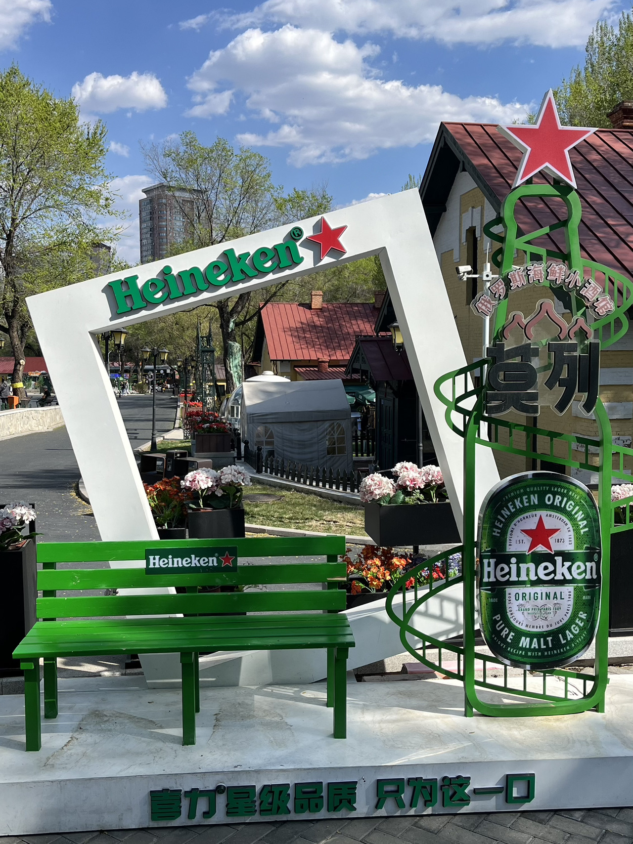 These used to be residential buildings for CER construction workers, but now they're a tourist spot with bars and cafes.
Place name: Snowflake Street (黄房子俄罗斯小院街区)
Located near the Heilongjiang Provincial Museum, in the "Snowflake" area.
These charming buildings house a café serving Georgian cuisine, a bakery with delicious pastries, a beer bar, and many other cafes. The area isn't large, but the place is very atmospheric.
Plenty of interesting photo spots for your best photos of Harbin.
Here you can slow down and enjoy the warm summer of Harbin at a cozy outdoor table at a café.
If you're in the area, be sure to stop by.