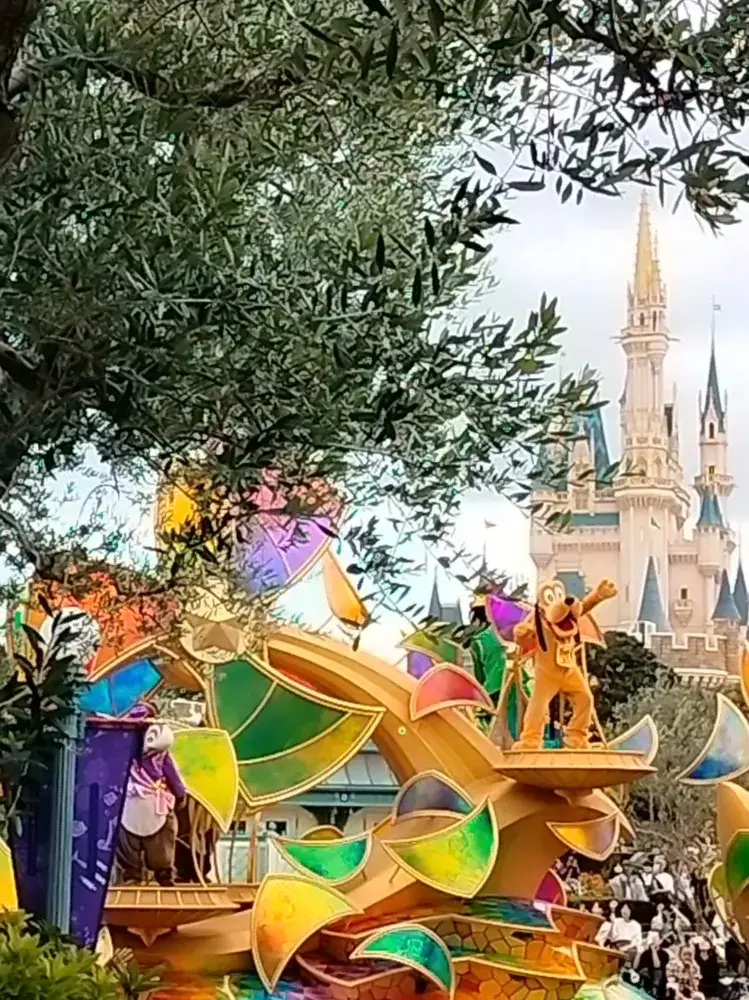 東京でディズニーキャラクターに会える場所はどこですか？