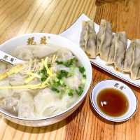 焼き餃子とワンタンの人気店「乾苏铁棍馄饨」