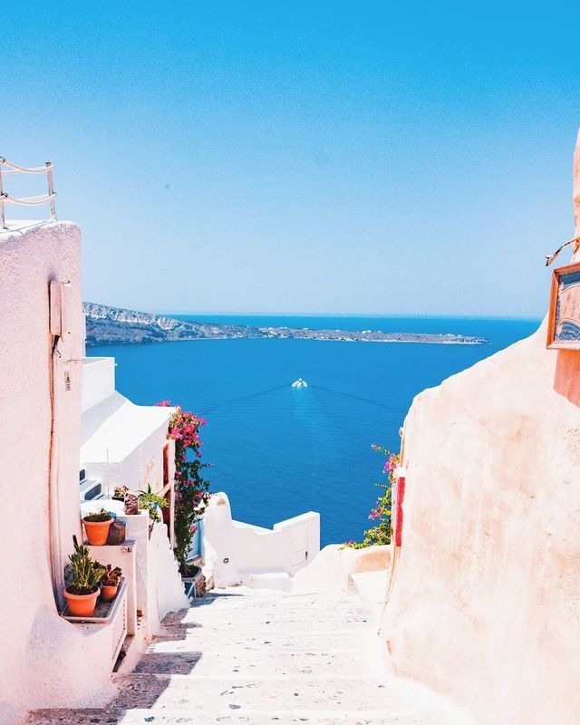 Santorini is just breathtakingly beautiful