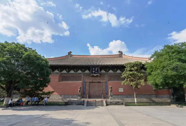 善化寺免門票，4A景區，面積遠不如華嚴寺，卻是中國現存遼金時期布局最完整、規模最大的寺院建築，始建於唐開元年間，原名開元寺，國立寺院