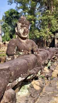 擁有一座奇特的希臘式兩層建築的寺廟-聖劍寺