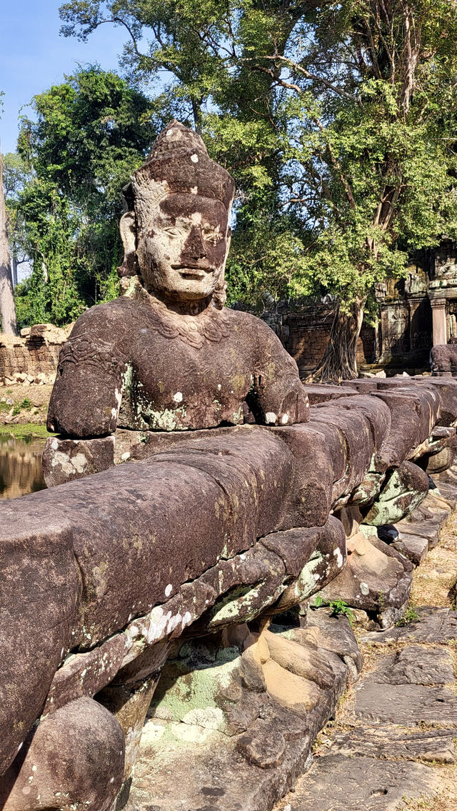 擁有一座奇特的希臘式兩層建築的寺廟-聖劍寺