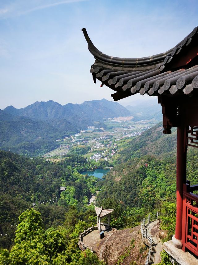 大慈岩寺：江南唯一的臨崖懸空而建的寺廟，被稱為“江南懸空寺”