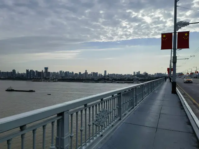 Strolling on the Wuhan Yangtze River Bridge in the early morning