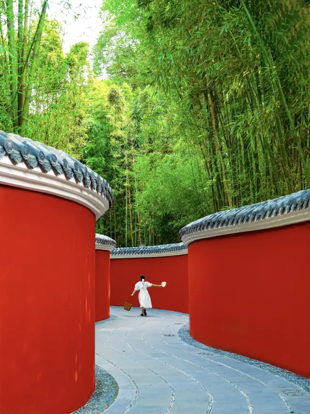 Chengdu!! In the city, there's a winding red wall that nobody seems to photograph!!
