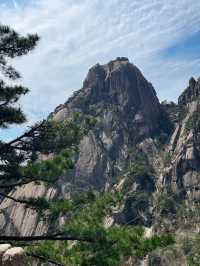 已識黃山真面目，主山猶放白雲遮