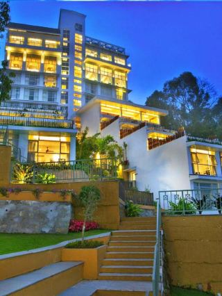 🌟 Munnar Marvels: Luxury Amidst the Clouds 🌿🏨