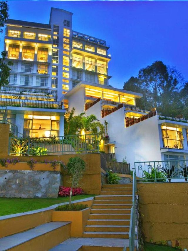 🌟 Munnar Marvels: Luxury Amidst the Clouds 🌿🏨