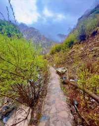 陡峭山壁中的察汗河。