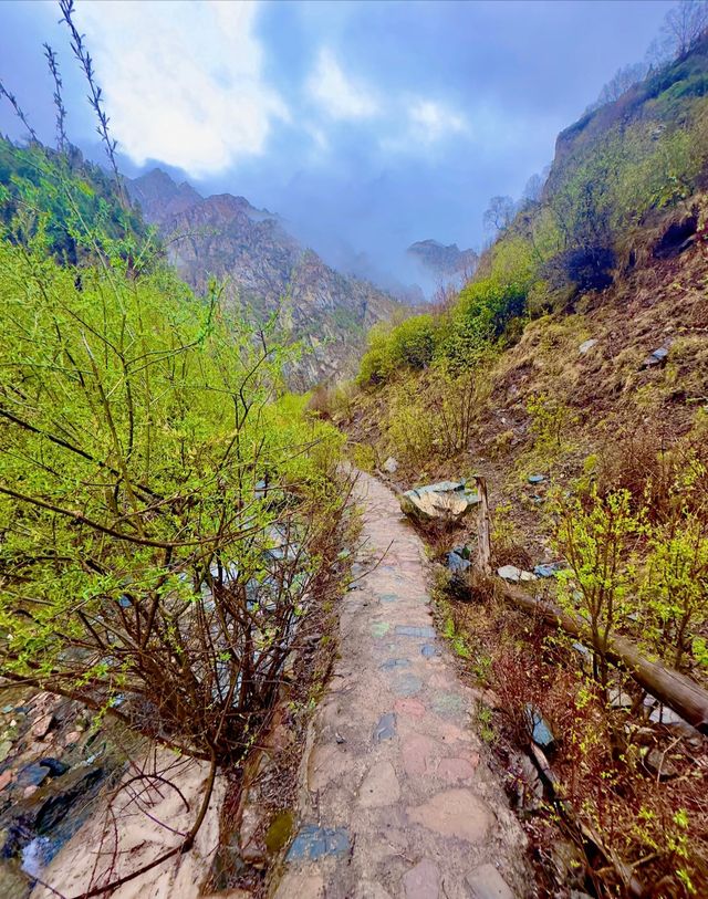 陡峭山壁中的察汗河。