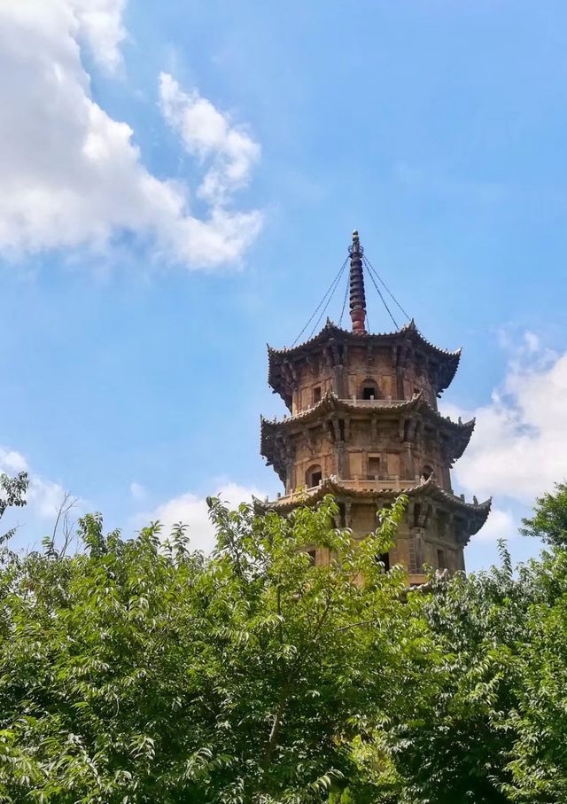 千年佛光照耀泉州：探索開元寺的歷史與傳說。