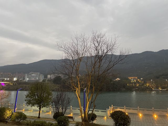 就在小東江景區附近，超寶藏酒店住了捨不得走