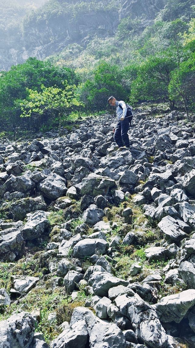 沙塵暴那天    我躲進了豐都夾壁山
