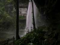 น้ำตกห้วยหลวง อุบลราชธานี ราชาน้ำตกแห่งอีสานใต้