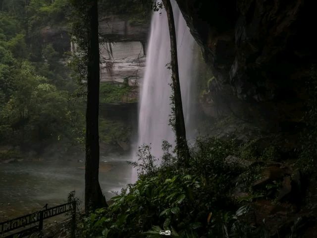 น้ำตกห้วยหลวง อุบลราชธานี ราชาน้ำตกแห่งอีสานใต้