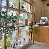 【🌿曼谷Ratchada隱世湖畔Cafe！坐池塘邊放空半日超治癒～】