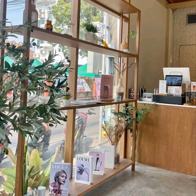 【🌿曼谷Ratchada隱世湖畔Cafe！坐池塘邊放空半日超治癒～】