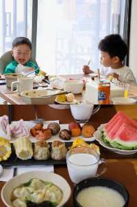 大理遊學親子民宿，超開心喺度食飯嘅小朋友～
