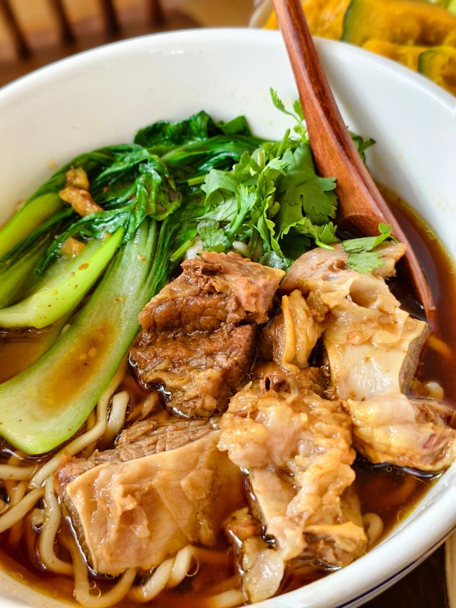 目前嚟講，呢間餐廳嘅牛肉餐同菜式都好正