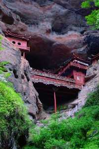 大金湖甘露懸空寺｜丹霞絕壁上的千年秘境
