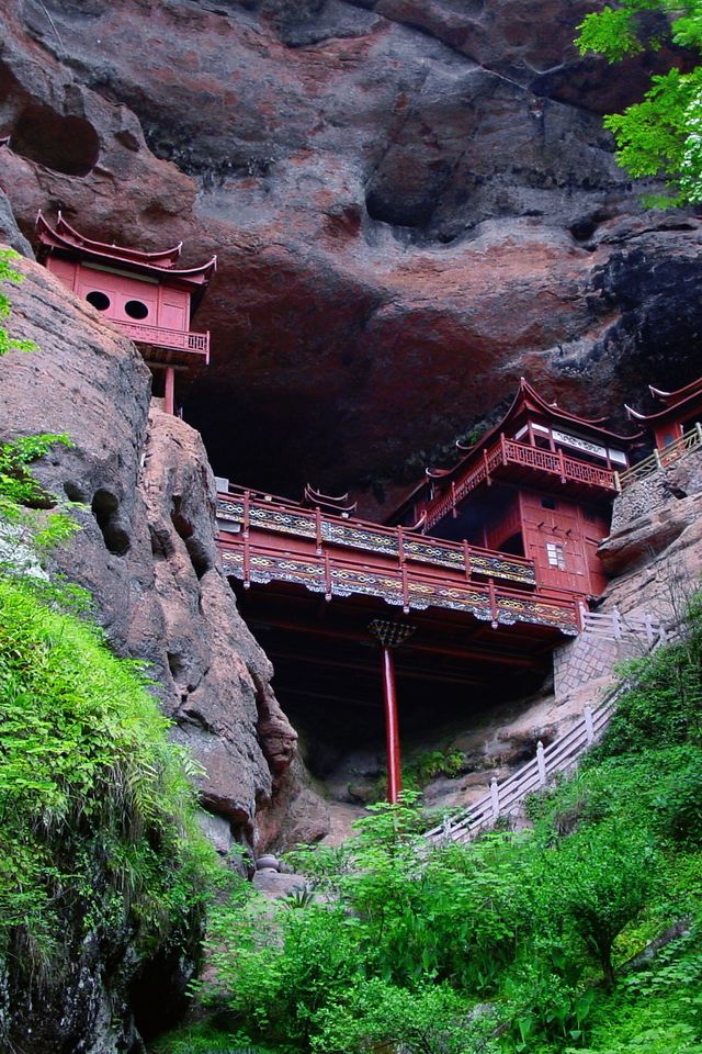 大金湖甘露懸空寺｜丹霞絕壁上的千年秘境