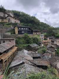 黃泥青瓦疊山間