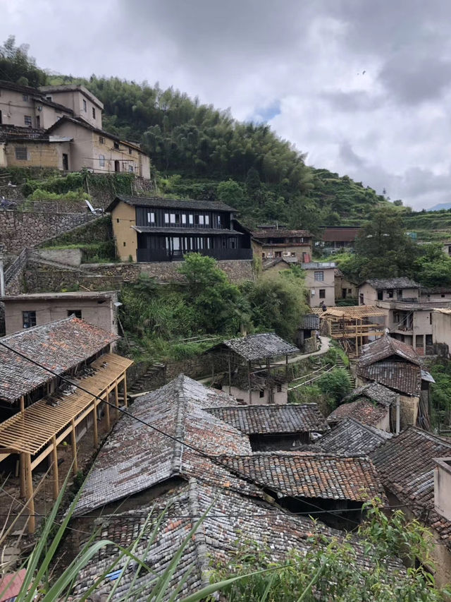 黃泥青瓦疊山間