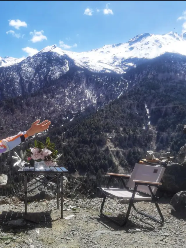 雲南の定番トレッキング、虎跳峡と雨崩のトレッキングで日の出の金山を鑑賞